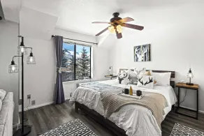 Cozy walkable condo with Wifi shared pool & hot tub - close to slopes - Image 5