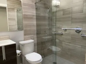Luxurious 2 bed/2 bath, EV charger, comfortable, convenient location. - Image 3