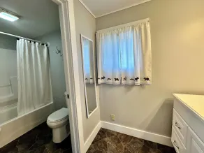 Lovely and Spacious Studio with Full Bath and Kitchen! - Image 3