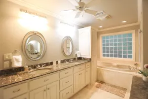 \"Paradise Palms\" Luxurious home on Lake Hamilton - Image 5