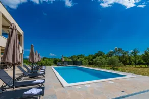 Villa avec terrasse, jardin et piscine | Vue piscine - Image 5