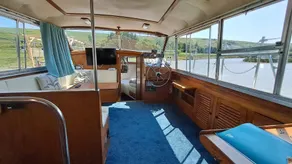 The Rose yacht on private lake - Image 5