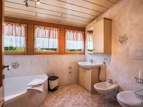 Ferienwohnung \"Huanzhof Weißhorn\" mit Bergblick, Garten & Terrasse - Image 3
