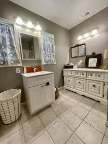 Downtown Eclectic Bungalow - Image 2