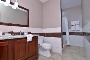 Modern, spacious King and Queen Suite. Sleeps up to 10 - Image 3