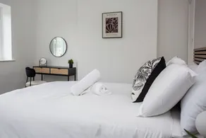 Stylish 2 bed home WIFI Smart Tv - Image 5