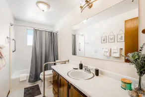 Family-Friendly Home with High-Speed WiFi, Water View, W/D, and Enclosed Yard - Image 4