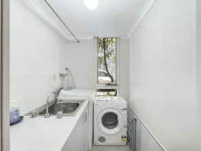 Riverside 3-Bed Townhouse with Spacious Deck & BBQ - Image 2