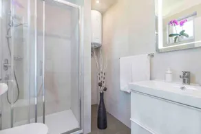 Holiday apartment with balcony and air conditioning - Image 2
