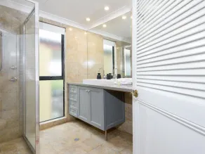 The Point No.3 - 3 Bedroom located in the heart of Town - Image 2