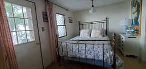 Charming Vintage Lake Cottage - Image 3