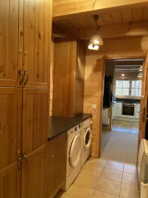 Chalet with 4 bedrooms, sleeps 12 to 14, close to the snow front - Image 2