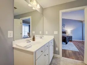 Stunning 4 bedroom townhouse 2 king suites. - Image 4