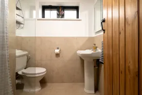 Award-winning barn conversion offering spacious accommodation near South Downs National Park. - Image 3