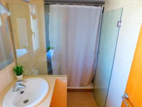 A222 Rental apartment with 2 bedrooms, swimming pool, parking, Roses - Image 2