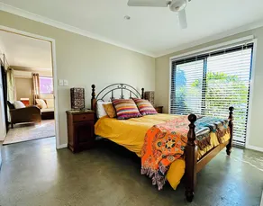 Tranquil, unique self-contained getaway with water views on an island paradise - Image 4