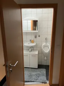 Unsere Wohnung befindet sich in einer Anliegerstraße neben dem Prosperpark . - Image 3