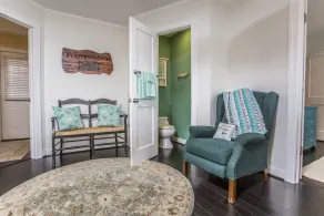 Unique 2-bedroom waterfront cottage - Image 3