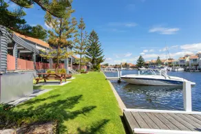 Mariners Cove Waterfront Motel and Apartments - Image 5
