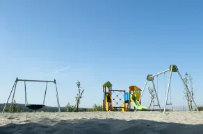 Panorama-Dreizimmerwohnung mit Garten, Swimmingpool, Tennis, auf dem Land in der Nähe des Meeres und Dienstleistungen - Image 2