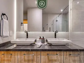 Luxury Oceanfront 3 BR Condo with Balcony - Image 5