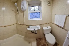3 Bedroom House in Central Rochdale cul-de-sac Free Parking & Fast Wi-Fi - Image 3