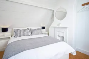 Host & Stay - Gun Gutter House - Image 4