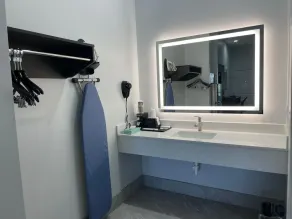 LiV Inn & Suites Houston - Image 3
