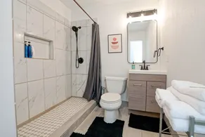 Intimate 1-BR Guesthouse+backyard by Downtown Dallas and Design District - Image 5