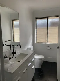 Central 3 Bed home with pool, EV Charger and unlimited free Wi-Fi - Image 4