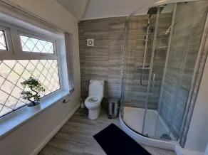 Luxury 3 Bedrooms, 3  Bathrooms, Entire House, Parking, WiFi & Garden.  - Image 3