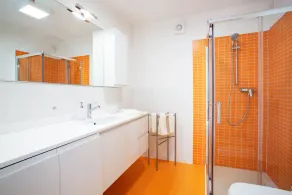 Argegno Pool Apartment. Moderna casa panorámica de 180 grados con vista al lago de 2 habitaciones. - Image 3
