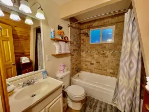 A Beary Happy Cabin - 2BR / 1BA / WiFi / Smart TV / GRATUIT Ski / Board Rental - Image 2