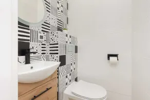Sunny Apartment | 2 Bedrooms, Balcony and Air Conditioning - Image 3