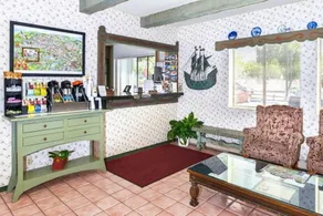 Fascinating Architecture Around! Continental Breakfast, Near Sunny Fields Park! - Image 2