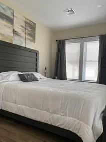 Modern 2br with W/D in unit, Parking, central air - Image 5