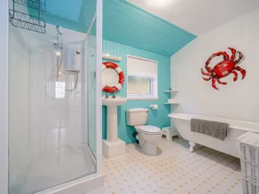 Enjoy stunning sea views from this traditional cottage on the coast of Arran. - Image 2