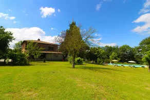 Villa with private swimming pool and large, well-kept, fully fenced garden. Ideal for holidays with - Image 4