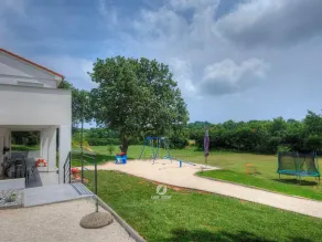 Spacious home with private terrace and garden - Image 2