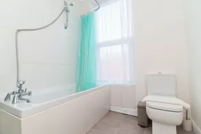 2 Bed Sleeps 6 in Leeds with Smart TV's - Image 2