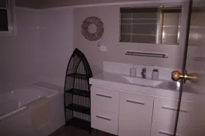 Lakes Edge Cottage - Self Contained - Image 2