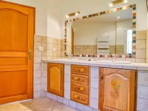 Recent Provencal villa, 8 rooms, all comfort with swimming pool on closed space - Image 5