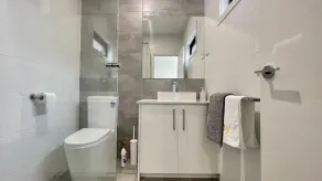 StayAU Modern 4-bedroom TH Bayswater - Image 4