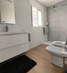 Prachtig Appartement met Zeezicht, Zwembad en Dakterras - Image 4