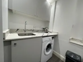 35 min from London Victoria / 2-Bedrooms Flat in the Heart of Cheam Village - Image 2