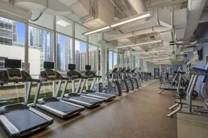 Hip South Loop Studio w/ Lounge, Pool & Gym near Grant Park, by Blueground - Image 3