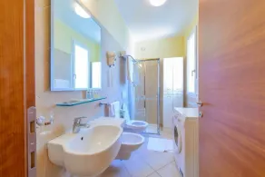 APPARTEMENT 2 PIÈCES N ° 4, AVEC GRANDE VUE MER SUR BALCON, CLIMATISÉ ET PARC - Image 2