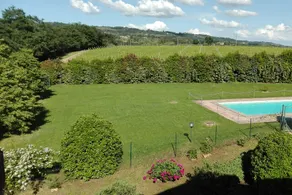 Haus auf dem Land mit Garten und eingezäuntem Pool - Image 2
