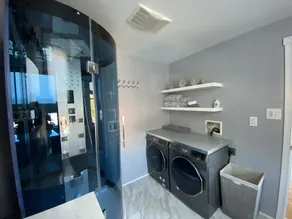 Luxe Studio 2 on Main Street- Luxury Steam Shower, Kitchen - Image 5
