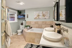 Luxury 4 bd/3ba Family Home near Ocean, Airport,  & Seattle XL yard w/sportcourt - Image 2